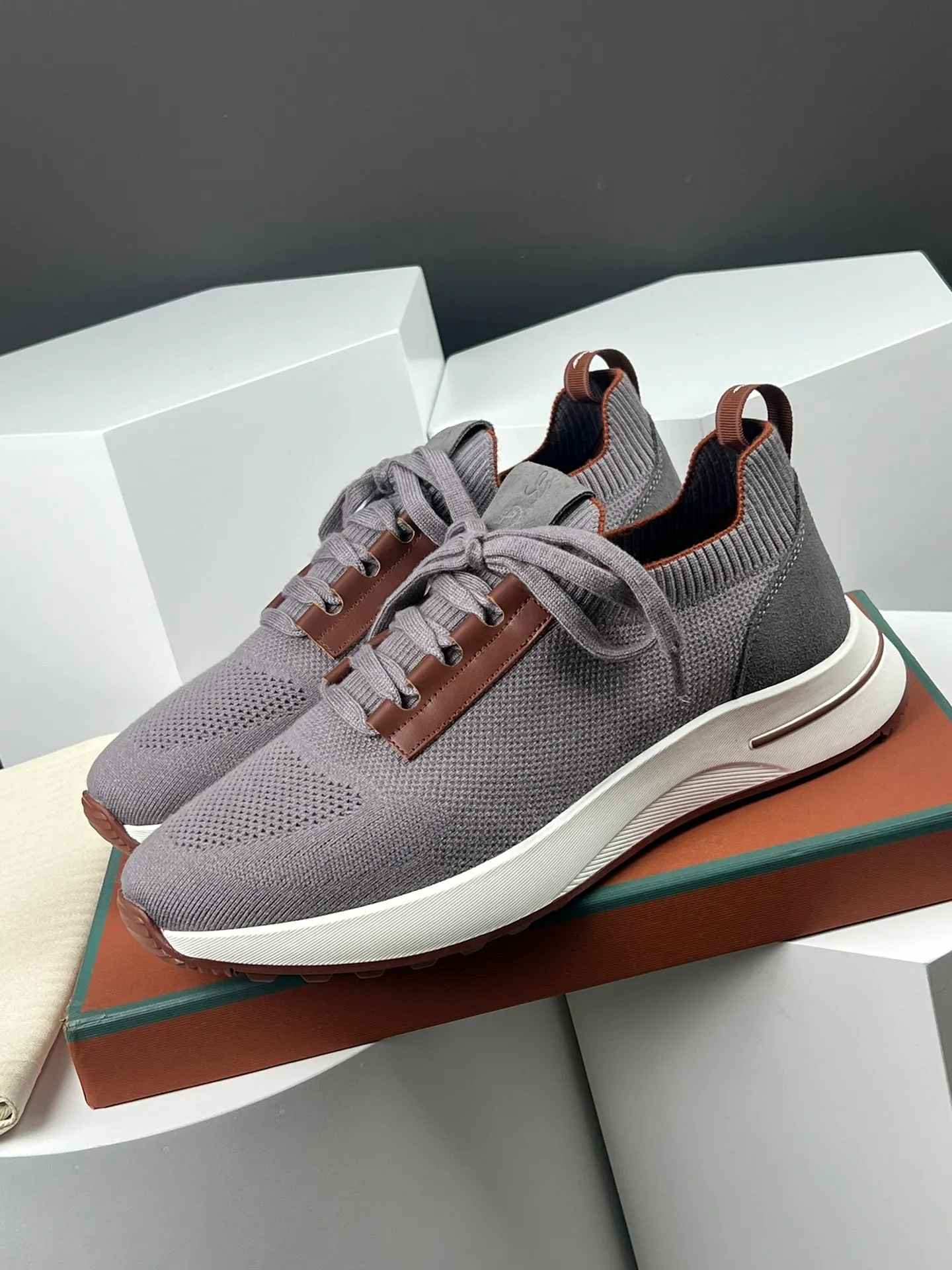 Factory price 420💰L men's shoes💰New product on sale Loro men's shoes💰iana knitted sneakers｜Made of Wish wool blended fabric｜The upper is made of unique knitted fabric production technology｜Comprehensive one-to-one restoration of the counter process｜Additional original molded rubber three-color combination technology outsole｜Size: 39-44 (customized at 45.46)